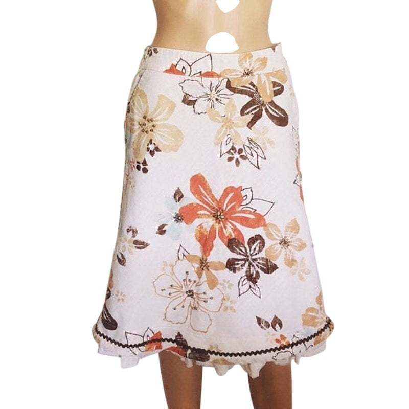 Floral patterned skirt on a mannequin against a white background